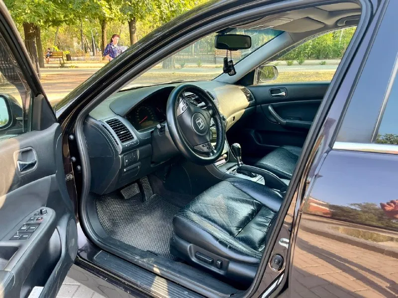 Продаётся honda accord 2.4! пробег 260т. км. отличный надёжный автомобиль, максимальная комплектация, люк, электрорегулеровка сидений, климат контроль, датчик дождя, складывание зеркал, полный стеклопакет, камера заднего вида, все работает и в исправном состоянии. парктроники есть, отключали лично. двигатель работает отлично, был откапитален 15 000 тыс. км. масло не ест!!! коробка автомат без пинков и рывков! есть нюансы из-за возраста, в связи с этим скину у капота. 9500 000₽ продажа от собственника +79493698341 г. донецк г. мариуполь 📞 звоните: +7(949)3698341 - фотография - 6