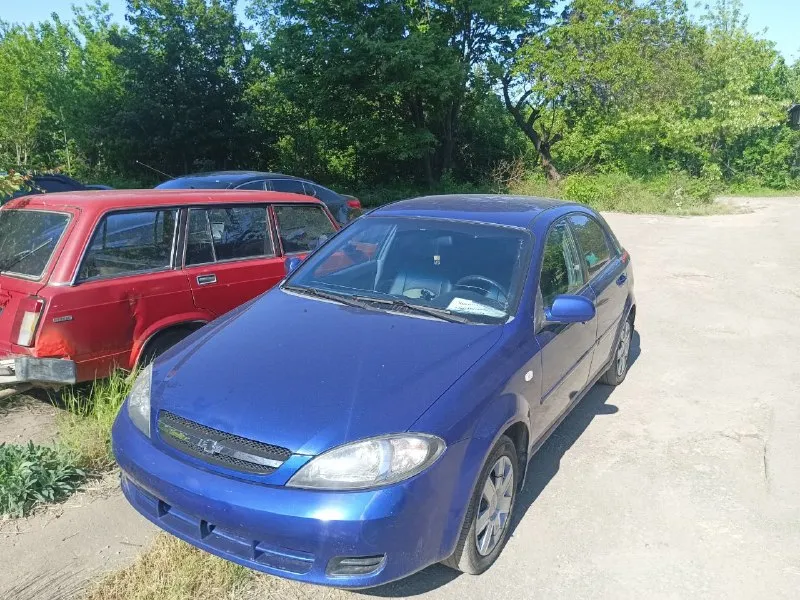 Chevrolet lacetti 2005 года выпуска, 1.4 бензин, механика. В отличном состоянии, без вложений! После последнего обслуживания заменен бак, горловина, тормозная магистраль. Машина не новая, есть мелкие недочеты, но без гнили; пороги и дно в хорошем состоянии! Салон зашумлен, чистый, ухоженный! Лобовое стекло желательно под замену. Два комплекта резины: зима/лето! Авто сел и поехал, масложора нету! Птс оригинальный! Юридически кристально чистая! Осмотр в городе макеевка! Срочно. Все вопросы по телефону, звонить в любое время. Автомобиль в наличии! Цена 420 тыс. Руб! Торг не отменял. +79490278194
📲 Tg: @makeevkaremontkvartir
📞 Звоните: +7(949)0278194 - фотография - 1