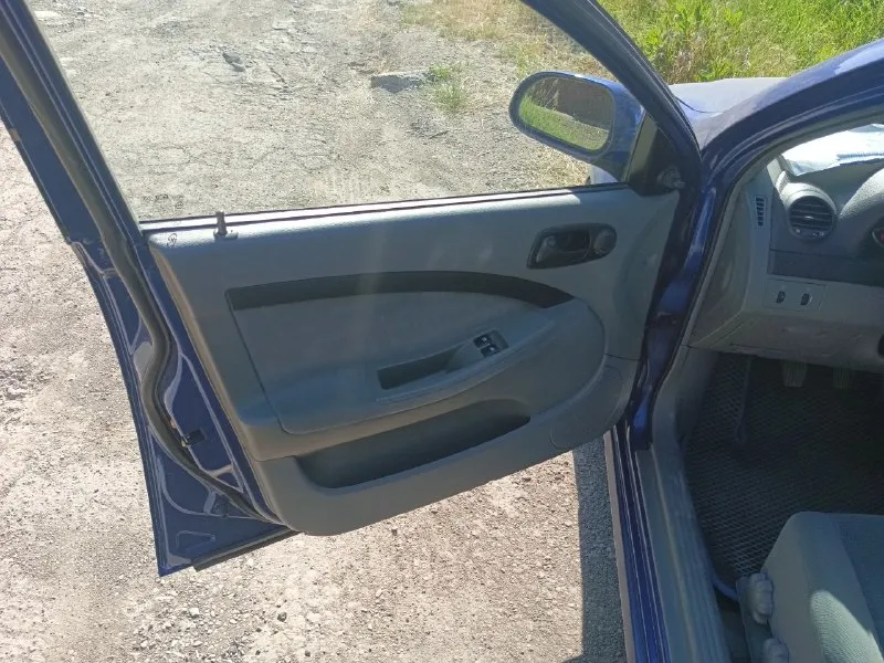 Chevrolet lacetti 2005 года выпуска, 1.4 бензин, механика. В отличном состоянии, без вложений! После последнего обслуживания заменен бак, горловина, тормозная магистраль. Машина не новая, есть мелкие недочеты, но без гнили; пороги и дно в хорошем состоянии! Салон зашумлен, чистый, ухоженный! Лобовое стекло желательно под замену. Два комплекта резины: зима/лето! Авто сел и поехал, масложора нету! Птс оригинальный! Юридически кристально чистая! Осмотр в городе макеевка! Срочно. Все вопросы по телефону, звонить в любое время. Автомобиль в наличии! Цена 420 тыс. Руб! Торг не отменял. +79490278194
📲 Tg: @makeevkaremontkvartir
📞 Звоните: +7(949)0278194 - фотография - 4