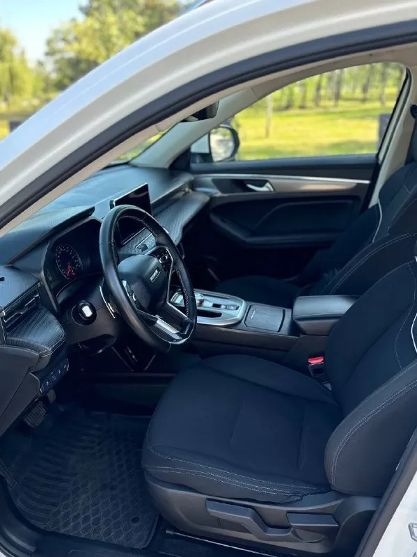 🚘 haval jolion 💰цена: 1 500 000р 🏢город: мариуполь 📅год выпуска: 2022 🧾пробег: 137 900 км. ⚙️двигатель: 1.5 ⛽топливо: бензин ⚙️кпп: автомат 7ст. 📞 телефон: +7-989-263-55-56 +7-949-551-91-52 +7-949-727-41-51 💾 описание: jolion — это стильный. .. бег ✅ шикарная комплектация ✅ оцинкованный кузов ✅ красивый цвет белый перламутр 💥 климат-контроль, led оптика в круг, сенсорный бесключевой доступ, эур, abs, airbag, кожаный мульти-руль с подогревом, штатное гу с поддержкой car play и android auto, камера заднего вида, задний парктроник, полный электропакет, подогрев всех сидений и лобового стекла, новая резина. ➕автомобиль с пройденным техническим осмотром и готов к переоформлению. улица шевченко 2️⃣6️⃣9️⃣ 🏦 возможна продажа в кредит по двум документам. - фотография - 7