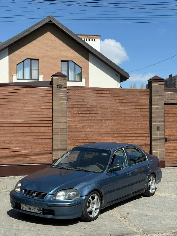 Honda civic ek 1.6 mt 🇨🇦🏎️ легкий, бодрый и стильный civic, который одинаково кайфово подходит как для города, так и на каждый день. что по технике: • d16 — мотор едет бодро • мкпп s40 короткоходная — четкие переключения • по подвеске без лишних звуков • стойки kyb комплектация: • электрозеркала usdm • 4 электростеклоподъемника • рабочий круиз-контроль • подлокотник • подстаканники • музыка: 4 колонки • сигнализация + центральный замок • козырьки с зеркалами • складывающийся задний диван * кондиционер есть, но надо докупить радиатор внешка: • яркий кузов с характером • интересные диски с хорошим вылетом • взгляд цепляет, стиль есть нюансы: • лкп не идеал, местами полезший лак •мятый капот и переднее крыло итог: по цене мертвых приор и грант вы получаете надежный, простой и недорогой civic без сюрпризов и приколов. отличный вариант на каждый день: экономичный, удобный, живой и с эмоциями за рулем. цена 265₽ торг доп фото и подробности в лс либо +79493818867 📞 звоните: +7(949)3818867 - фотография - 1