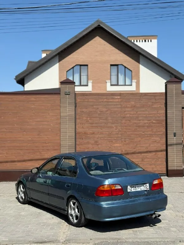Honda civic ek 1.6 mt 🇨🇦🏎️ легкий, бодрый и стильный civic, который одинаково кайфово подходит как для города, так и на каждый день. что по технике: • d16 — мотор едет бодро • мкпп s40 короткоходная — четкие переключения • по подвеске без лишних звуков • стойки kyb комплектация: • электрозеркала usdm • 4 электростеклоподъемника • рабочий круиз-контроль • подлокотник • подстаканники • музыка: 4 колонки • сигнализация + центральный замок • козырьки с зеркалами • складывающийся задний диван * кондиционер есть, но надо докупить радиатор внешка: • яркий кузов с характером • интересные диски с хорошим вылетом • взгляд цепляет, стиль есть нюансы: • лкп не идеал, местами полезший лак •мятый капот и переднее крыло итог: по цене мертвых приор и грант вы получаете надежный, простой и недорогой civic без сюрпризов и приколов. отличный вариант на каждый день: экономичный, удобный, живой и с эмоциями за рулем. цена 265₽ торг доп фото и подробности в лс либо +79493818867 📞 звоните: +7(949)3818867 - фотография - 2