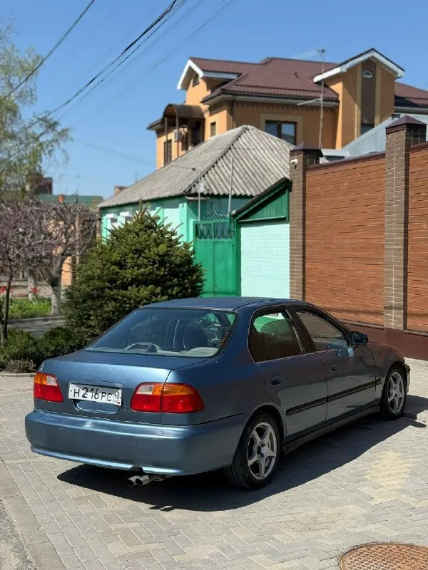 Honda civic ek 1.6 mt 🇨🇦🏎️ легкий, бодрый и стильный civic, который одинаково кайфово подходит как для города, так и на каждый день. что по технике: • d16 — мотор едет бодро • мкпп s40 короткоходная — четкие переключения • по подвеске без лишних звуков • стойки kyb комплектация: • электрозеркала usdm • 4 электростеклоподъемника • рабочий круиз-контроль • подлокотник • подстаканники • музыка: 4 колонки • сигнализация + центральный замок • козырьки с зеркалами • складывающийся задний диван * кондиционер есть, но надо докупить радиатор внешка: • яркий кузов с характером • интересные диски с хорошим вылетом • взгляд цепляет, стиль есть нюансы: • лкп не идеал, местами полезший лак •мятый капот и переднее крыло итог: по цене мертвых приор и грант вы получаете надежный, простой и недорогой civic без сюрпризов и приколов. отличный вариант на каждый день: экономичный, удобный, живой и с эмоциями за рулем. цена 265₽ торг доп фото и подробности в лс либо +79493818867 📞 звоните: +7(949)3818867 - фотография - 3
