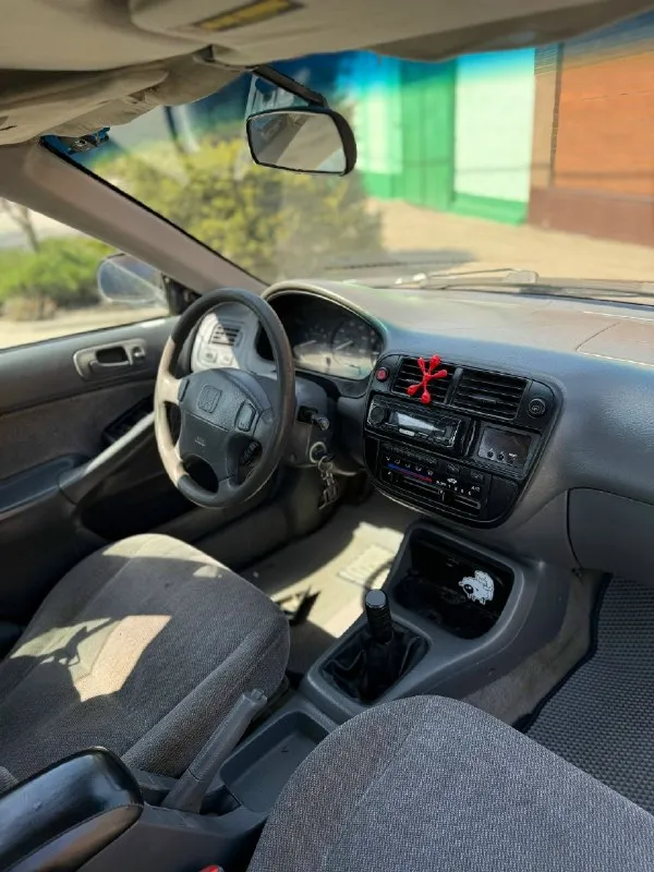 Honda civic ek 1.6 mt 🇨🇦🏎️ легкий, бодрый и стильный civic, который одинаково кайфово подходит как для города, так и на каждый день. что по технике: • d16 — мотор едет бодро • мкпп s40 короткоходная — четкие переключения • по подвеске без лишних звуков • стойки kyb комплектация: • электрозеркала usdm • 4 электростеклоподъемника • рабочий круиз-контроль • подлокотник • подстаканники • музыка: 4 колонки • сигнализация + центральный замок • козырьки с зеркалами • складывающийся задний диван * кондиционер есть, но надо докупить радиатор внешка: • яркий кузов с характером • интересные диски с хорошим вылетом • взгляд цепляет, стиль есть нюансы: • лкп не идеал, местами полезший лак •мятый капот и переднее крыло итог: по цене мертвых приор и грант вы получаете надежный, простой и недорогой civic без сюрпризов и приколов. отличный вариант на каждый день: экономичный, удобный, живой и с эмоциями за рулем. цена 265₽ торг доп фото и подробности в лс либо +79493818867 📞 звоните: +7(949)3818867 - фотография - 4