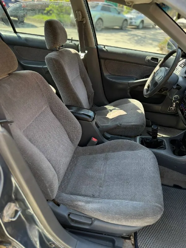 Honda civic ek 1.6 mt 🇨🇦🏎️ легкий, бодрый и стильный civic, который одинаково кайфово подходит как для города, так и на каждый день. что по технике: • d16 — мотор едет бодро • мкпп s40 короткоходная — четкие переключения • по подвеске без лишних звуков • стойки kyb комплектация: • электрозеркала usdm • 4 электростеклоподъемника • рабочий круиз-контроль • подлокотник • подстаканники • музыка: 4 колонки • сигнализация + центральный замок • козырьки с зеркалами • складывающийся задний диван * кондиционер есть, но надо докупить радиатор внешка: • яркий кузов с характером • интересные диски с хорошим вылетом • взгляд цепляет, стиль есть нюансы: • лкп не идеал, местами полезший лак •мятый капот и переднее крыло итог: по цене мертвых приор и грант вы получаете надежный, простой и недорогой civic без сюрпризов и приколов. отличный вариант на каждый день: экономичный, удобный, живой и с эмоциями за рулем. цена 265₽ торг доп фото и подробности в лс либо +79493818867 📞 звоните: +7(949)3818867 - фотография - 5