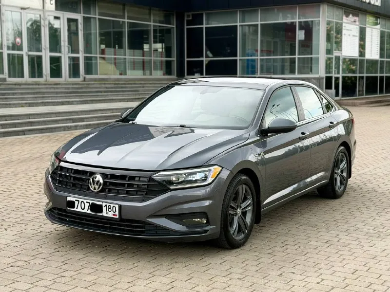 В продаже wv jetta r-line 2020 года выпуска ✅ 1 владелец ✅ пробег 130.000км коробка 8 ступенчатый автомат переключает плавно без пинков и рывков мотор 1.4 турбо, работает идеально богатейшая комплектация, без ключевой доступ, слепые зоны на зеркалах, кожаный пуль руль с подогревом, подогрев переднего и заднего ряда селений, двух зонный климат контроль и многое другое авто находится в городе донецк ! все вопросы по номеру : +79496358178 тг на этом номере. ✅ цена : 1.855.000₽ торг хорошему покупателю 🔥🤝 - фотография - 1