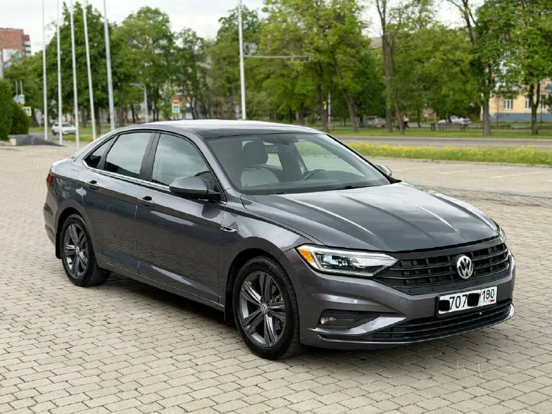 В продаже wv jetta r-line 2020 года выпуска ✅ 1 владелец ✅ пробег 130.000км коробка 8 ступенчатый автомат переключает плавно без пинков и рывков мотор 1.4 турбо, работает идеально богатейшая комплектация, без ключевой доступ, слепые зоны на зеркалах, кожаный пуль руль с подогревом, подогрев переднего и заднего ряда селений, двух зонный климат контроль и многое другое авто находится в городе донецк ! все вопросы по номеру : +79496358178 тг на этом номере. ✅ цена : 1.855.000₽ торг хорошему покупателю 🔥🤝 - фотография - 2