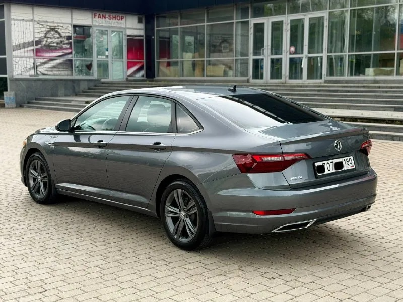 В продаже wv jetta r-line 2020 года выпуска ✅ 1 владелец ✅ пробег 130.000км коробка 8 ступенчатый автомат переключает плавно без пинков и рывков мотор 1.4 турбо, работает идеально богатейшая комплектация, без ключевой доступ, слепые зоны на зеркалах, кожаный пуль руль с подогревом, подогрев переднего и заднего ряда селений, двух зонный климат контроль и многое другое авто находится в городе донецк ! все вопросы по номеру : +79496358178 тг на этом номере. ✅ цена : 1.855.000₽ торг хорошему покупателю 🔥🤝 - фотография - 3