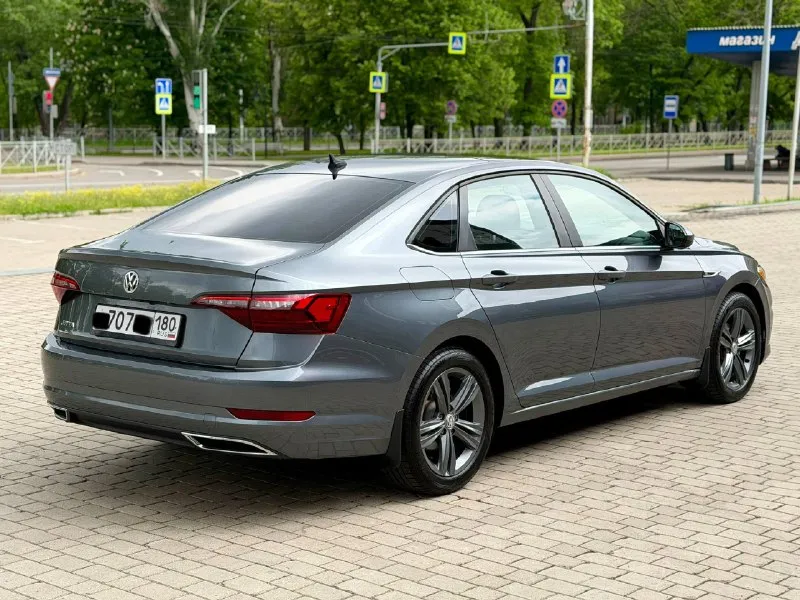 В продаже wv jetta r-line 2020 года выпуска ✅ 1 владелец ✅ пробег 130.000км коробка 8 ступенчатый автомат переключает плавно без пинков и рывков мотор 1.4 турбо, работает идеально богатейшая комплектация, без ключевой доступ, слепые зоны на зеркалах, кожаный пуль руль с подогревом, подогрев переднего и заднего ряда селений, двух зонный климат контроль и многое другое авто находится в городе донецк ! все вопросы по номеру : +79496358178 тг на этом номере. ✅ цена : 1.855.000₽ торг хорошему покупателю 🔥🤝 - фотография - 4