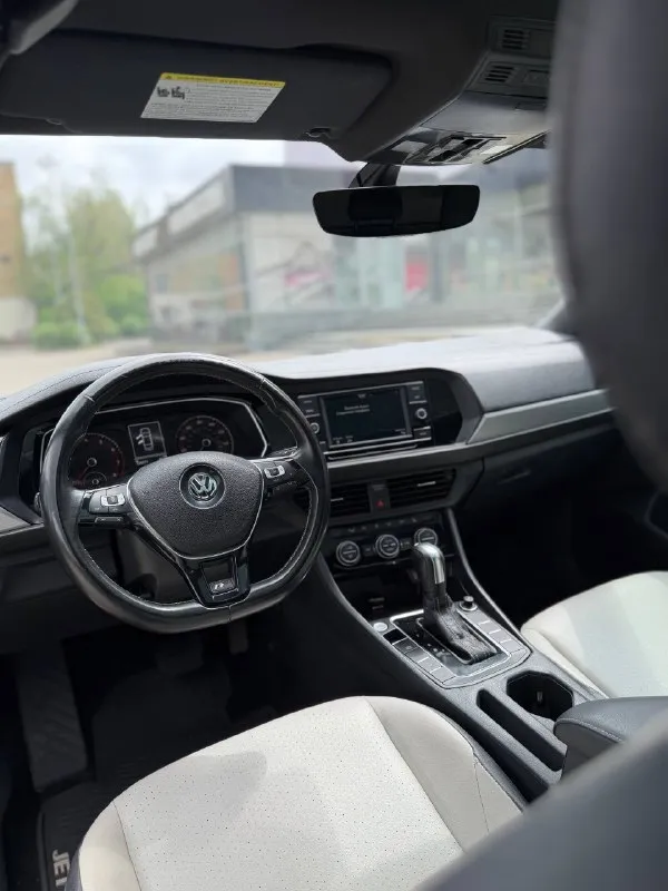 В продаже wv jetta r-line 2020 года выпуска ✅ 1 владелец ✅ пробег 130.000км коробка 8 ступенчатый автомат переключает плавно без пинков и рывков мотор 1.4 турбо, работает идеально богатейшая комплектация, без ключевой доступ, слепые зоны на зеркалах, кожаный пуль руль с подогревом, подогрев переднего и заднего ряда селений, двух зонный климат контроль и многое другое авто находится в городе донецк ! все вопросы по номеру : +79496358178 тг на этом номере. ✅ цена : 1.855.000₽ торг хорошему покупателю 🔥🤝 - фотография - 5