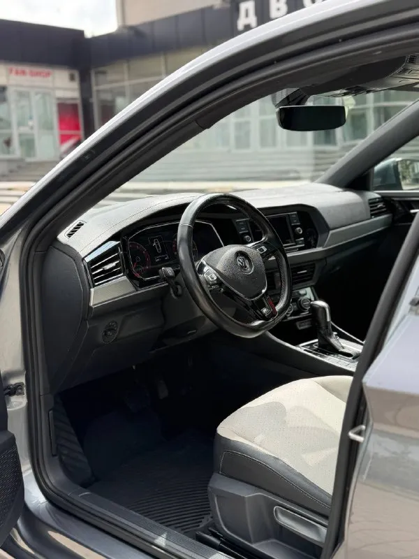 В продаже wv jetta r-line 2020 года выпуска ✅ 1 владелец ✅ пробег 130.000км коробка 8 ступенчатый автомат переключает плавно без пинков и рывков мотор 1.4 турбо, работает идеально богатейшая комплектация, без ключевой доступ, слепые зоны на зеркалах, кожаный пуль руль с подогревом, подогрев переднего и заднего ряда селений, двух зонный климат контроль и многое другое авто находится в городе донецк ! все вопросы по номеру : +79496358178 тг на этом номере. ✅ цена : 1.855.000₽ торг хорошему покупателю 🔥🤝 - фотография - 6