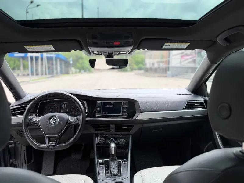 В продаже wv jetta r-line 2020 года выпуска ✅ 1 владелец ✅ пробег 130.000км коробка 8 ступенчатый автомат переключает плавно без пинков и рывков мотор 1.4 турбо, работает идеально богатейшая комплектация, без ключевой доступ, слепые зоны на зеркалах, кожаный пуль руль с подогревом, подогрев переднего и заднего ряда селений, двух зонный климат контроль и многое другое авто находится в городе донецк ! все вопросы по номеру : +79496358178 тг на этом номере. ✅ цена : 1.855.000₽ торг хорошему покупателю 🔥🤝 - фотография - 8