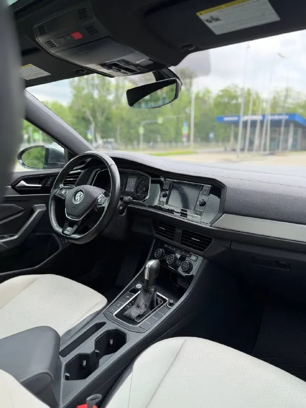 В продаже wv jetta r-line 2020 года выпуска ✅ 1 владелец ✅ пробег 130.000км коробка 8 ступенчатый автомат переключает плавно без пинков и рывков мотор 1.4 турбо, работает идеально богатейшая комплектация, без ключевой доступ, слепые зоны на зеркалах, кожаный пуль руль с подогревом, подогрев переднего и заднего ряда селений, двух зонный климат контроль и многое другое авто находится в городе донецк ! все вопросы по номеру : +79496358178 тг на этом номере. ✅ цена : 1.855.000₽ торг хорошему покупателю 🔥🤝 - фотография - 9