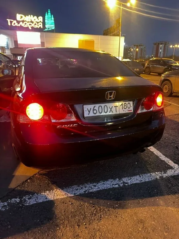 Продам honda civic 2008 750 000 ₽ машина реально живая, надёжная и очень приятная в езде. двигатель 1.8 на 140 л. с. едет бодро, автомат переключает плавно. отличный вариант как для города, так и для трассы. оригинал птс✅ 2 владельца✅ 190 000 км пробега✅ левый руль✅ по технике всё хорошо, мотор и коробка без нареканий. салон ухоженный. машина каждый день на ходу, вложений «сел и поехал» не требует. торг есть, адекватному покупателю уступлю 📞 телефон: +7 (949) 486-59-93 пишите/звоните, отвечу на вопросы. быстрым покупателям — хороший торг! 📞 звоните: +7(949)4865993 - фотография - 3