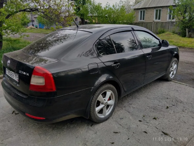 Продам живую octavia a5 в рестайлинге на автомате aisin 1.6 l / 102 л. с. abs, asr, esp, airbags, кондиционер, электро зеркала и стеклоподьемники, регулировка руля по высоте и вылету, аудиосистема, цз. на уверенном ходу, без ржавчины. двигатель не троит, не дымит. коробка не пинается, не вибрирует. 750 тыс. руб, небольшой торг +79493048206 📲 tg: v 📞 звоните: +7(949)3048206 - фотография - 1