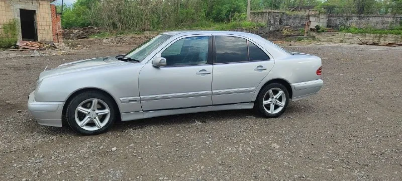 Продам mercedes w 210, 2000 г. в. двигатель 2.2 дизель, коробка механика 6 ст. , пробег 348 т. , есть родные диски, зимняя резина, цена 500 т. , без номеров дешевле. +7949-301-70-71 📲 tg: виталий 📞 звоните: +7(949)3017071 - фотография - 3