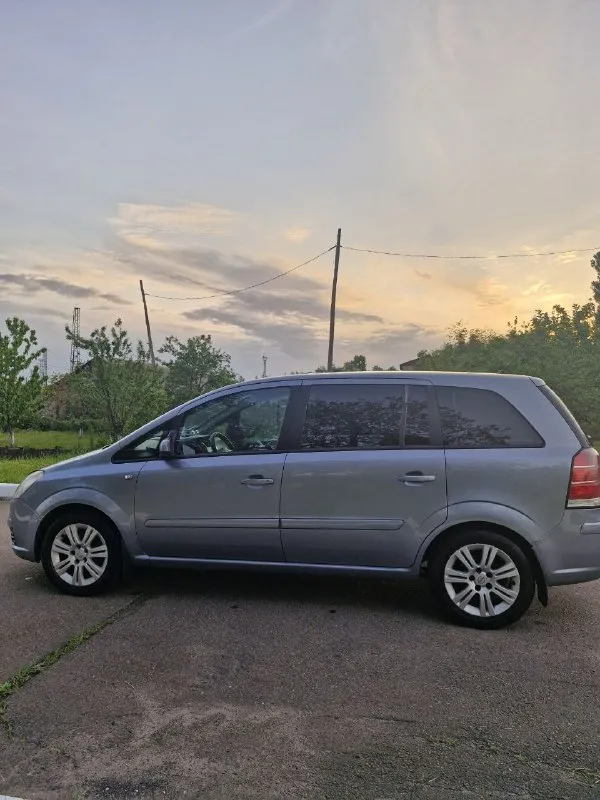 Продам opel zafira b 2005 бензин / газ двигатель 1.8 (140лс) пробег 218 000 км на 215 000 км был выполнен капитальный ремонт двигателя. установлен новый радиатор охлаждения, термостат, датчик температуры, насосная станция. промыта печка салона. передние стекла в атермальной пленке 80%. установлена сигнализация. сиденья в чехлах. кондиционер заправлен, холодит. цена 720.000 р торг приветствуется телефон: +79493079892 - фотография - 3