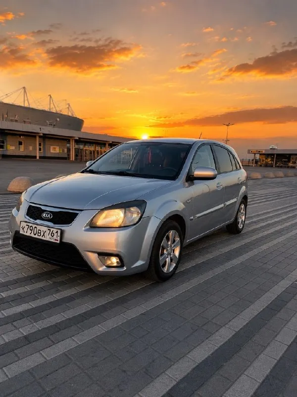 Kia rio 2010 год, 1.4 автомат, комплектация prestige. надежный кореец. цена 525💵 машина рабочая, катаюсь каждый день. по технической части машина в хорошем состоянии. недавно был сделан капитальный ремонт двигателя, обслужена ходовая часть. автомат работает корректно. машина на уверенном ходу, сел и поехал. масло не есть. капремонт был на 160 тысяч, сделали качественно. ходовая менялась в этом году; задние барабаны, рулевая рейка (не китай), рычаги, стабилизаторы, наконечники и т. д. по кузову есть возрастные и косметические моменты, машина не новая, поэтому внешний вид без идеала. по вложениям до идеального состояния 150-200 если делать качественно. по дефектам : замят капот, повреждена дверь (открывается и закрывается без проблем), рыжик (ремонтируемый ), фары под замену, стоят хорошие лэды (освещают дорогу хорошо) по электроники все работает, кондиционер и печка без нареканий, музыка штатная, все кнопки работают. горит чек - это катализатор (вторая лямбда), кат не 📞 звоните: +7(928)9569026 - фотография - 1
