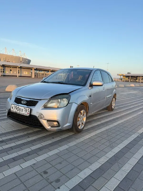 Kia rio 2010 год, 1.4 автомат, комплектация prestige. надежный кореец. цена 525💵 машина рабочая, катаюсь каждый день. по технической части машина в хорошем состоянии. недавно был сделан капитальный ремонт двигателя, обслужена ходовая часть. автомат работает корректно. машина на уверенном ходу, сел и поехал. масло не есть. капремонт был на 160 тысяч, сделали качественно. ходовая менялась в этом году; задние барабаны, рулевая рейка (не китай), рычаги, стабилизаторы, наконечники и т. д. по кузову есть возрастные и косметические моменты, машина не новая, поэтому внешний вид без идеала. по вложениям до идеального состояния 150-200 если делать качественно. по дефектам : замят капот, повреждена дверь (открывается и закрывается без проблем), рыжик (ремонтируемый ), фары под замену, стоят хорошие лэды (освещают дорогу хорошо) по электроники все работает, кондиционер и печка без нареканий, музыка штатная, все кнопки работают. горит чек - это катализатор (вторая лямбда), кат не 📞 звоните: +7(928)9569026 - фотография - 2