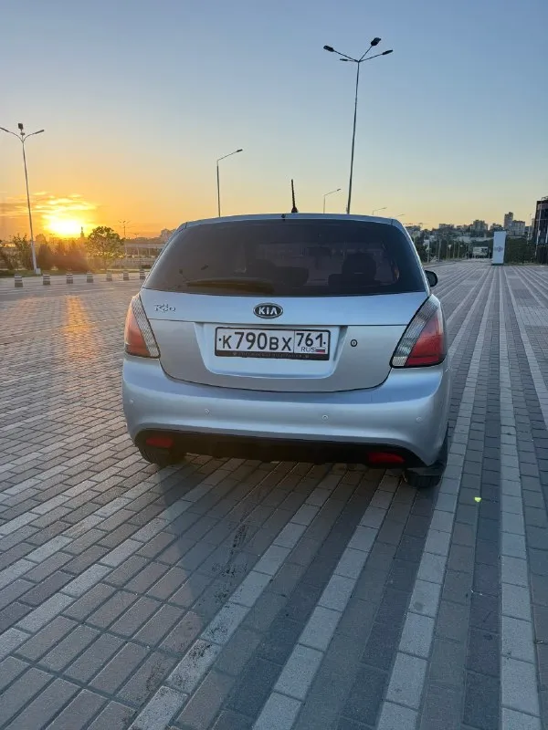Kia rio 2010 год, 1.4 автомат, комплектация prestige. надежный кореец. цена 525💵 машина рабочая, катаюсь каждый день. по технической части машина в хорошем состоянии. недавно был сделан капитальный ремонт двигателя, обслужена ходовая часть. автомат работает корректно. машина на уверенном ходу, сел и поехал. масло не есть. капремонт был на 160 тысяч, сделали качественно. ходовая менялась в этом году; задние барабаны, рулевая рейка (не китай), рычаги, стабилизаторы, наконечники и т. д. по кузову есть возрастные и косметические моменты, машина не новая, поэтому внешний вид без идеала. по вложениям до идеального состояния 150-200 если делать качественно. по дефектам : замят капот, повреждена дверь (открывается и закрывается без проблем), рыжик (ремонтируемый ), фары под замену, стоят хорошие лэды (освещают дорогу хорошо) по электроники все работает, кондиционер и печка без нареканий, музыка штатная, все кнопки работают. горит чек - это катализатор (вторая лямбда), кат не 📞 звоните: +7(928)9569026 - фотография - 3