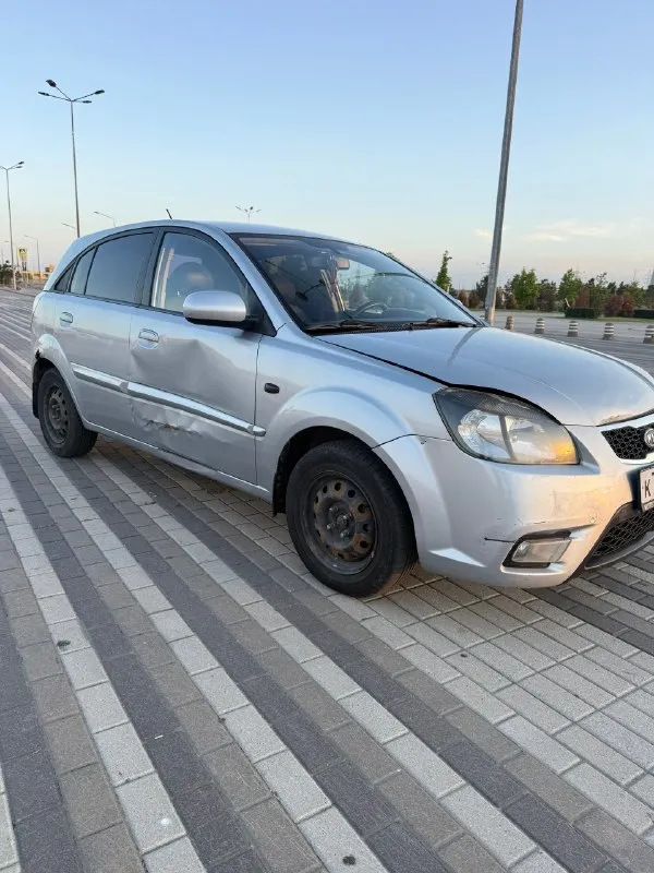 Kia rio 2010 год, 1.4 автомат, комплектация prestige. надежный кореец. цена 525💵 машина рабочая, катаюсь каждый день. по технической части машина в хорошем состоянии. недавно был сделан капитальный ремонт двигателя, обслужена ходовая часть. автомат работает корректно. машина на уверенном ходу, сел и поехал. масло не есть. капремонт был на 160 тысяч, сделали качественно. ходовая менялась в этом году; задние барабаны, рулевая рейка (не китай), рычаги, стабилизаторы, наконечники и т. д. по кузову есть возрастные и косметические моменты, машина не новая, поэтому внешний вид без идеала. по вложениям до идеального состояния 150-200 если делать качественно. по дефектам : замят капот, повреждена дверь (открывается и закрывается без проблем), рыжик (ремонтируемый ), фары под замену, стоят хорошие лэды (освещают дорогу хорошо) по электроники все работает, кондиционер и печка без нареканий, музыка штатная, все кнопки работают. горит чек - это катализатор (вторая лямбда), кат не 📞 звоните: +7(928)9569026 - фотография - 4