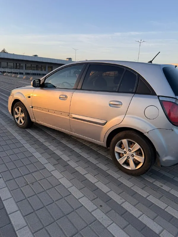 Kia rio 2010 год, 1.4 автомат, комплектация prestige. надежный кореец. цена 525💵 машина рабочая, катаюсь каждый день. по технической части машина в хорошем состоянии. недавно был сделан капитальный ремонт двигателя, обслужена ходовая часть. автомат работает корректно. машина на уверенном ходу, сел и поехал. масло не есть. капремонт был на 160 тысяч, сделали качественно. ходовая менялась в этом году; задние барабаны, рулевая рейка (не китай), рычаги, стабилизаторы, наконечники и т. д. по кузову есть возрастные и косметические моменты, машина не новая, поэтому внешний вид без идеала. по вложениям до идеального состояния 150-200 если делать качественно. по дефектам : замят капот, повреждена дверь (открывается и закрывается без проблем), рыжик (ремонтируемый ), фары под замену, стоят хорошие лэды (освещают дорогу хорошо) по электроники все работает, кондиционер и печка без нареканий, музыка штатная, все кнопки работают. горит чек - это катализатор (вторая лямбда), кат не 📞 звоните: +7(928)9569026 - фотография - 5