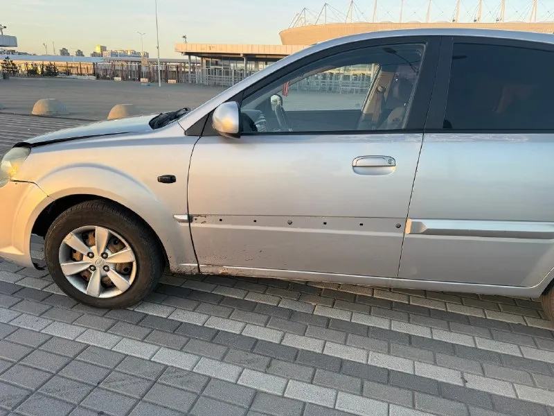 Kia rio 2010 год, 1.4 автомат, комплектация prestige. надежный кореец. цена 525💵 машина рабочая, катаюсь каждый день. по технической части машина в хорошем состоянии. недавно был сделан капитальный ремонт двигателя, обслужена ходовая часть. автомат работает корректно. машина на уверенном ходу, сел и поехал. масло не есть. капремонт был на 160 тысяч, сделали качественно. ходовая менялась в этом году; задние барабаны, рулевая рейка (не китай), рычаги, стабилизаторы, наконечники и т. д. по кузову есть возрастные и косметические моменты, машина не новая, поэтому внешний вид без идеала. по вложениям до идеального состояния 150-200 если делать качественно. по дефектам : замят капот, повреждена дверь (открывается и закрывается без проблем), рыжик (ремонтируемый ), фары под замену, стоят хорошие лэды (освещают дорогу хорошо) по электроники все работает, кондиционер и печка без нареканий, музыка штатная, все кнопки работают. горит чек - это катализатор (вторая лямбда), кат не 📞 звоните: +7(928)9569026 - фотография - 6