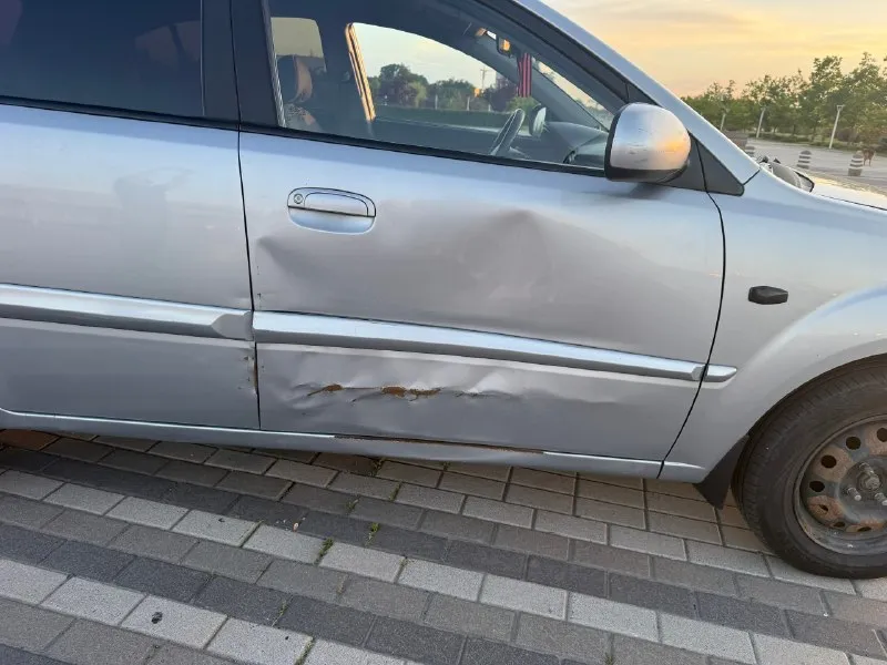 Kia rio 2010 год, 1.4 автомат, комплектация prestige. надежный кореец. цена 525💵 машина рабочая, катаюсь каждый день. по технической части машина в хорошем состоянии. недавно был сделан капитальный ремонт двигателя, обслужена ходовая часть. автомат работает корректно. машина на уверенном ходу, сел и поехал. масло не есть. капремонт был на 160 тысяч, сделали качественно. ходовая менялась в этом году; задние барабаны, рулевая рейка (не китай), рычаги, стабилизаторы, наконечники и т. д. по кузову есть возрастные и косметические моменты, машина не новая, поэтому внешний вид без идеала. по вложениям до идеального состояния 150-200 если делать качественно. по дефектам : замят капот, повреждена дверь (открывается и закрывается без проблем), рыжик (ремонтируемый ), фары под замену, стоят хорошие лэды (освещают дорогу хорошо) по электроники все работает, кондиционер и печка без нареканий, музыка штатная, все кнопки работают. горит чек - это катализатор (вторая лямбда), кат не 📞 звоните: +7(928)9569026 - фотография - 7