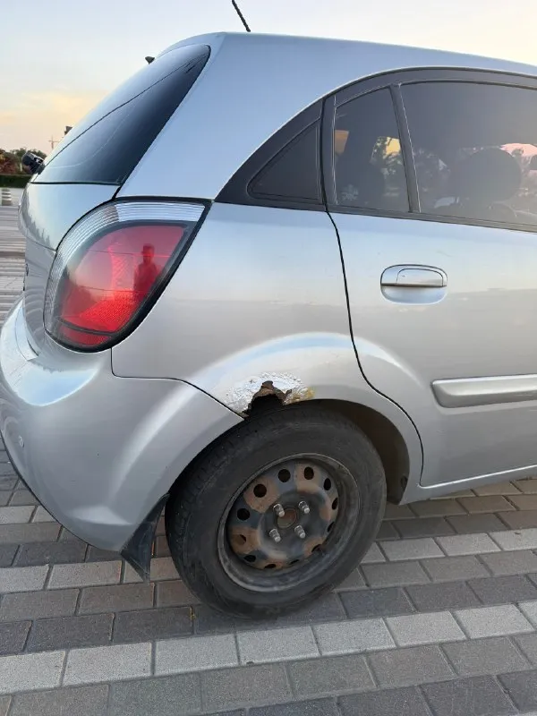 Kia rio 2010 год, 1.4 автомат, комплектация prestige. надежный кореец. цена 525💵 машина рабочая, катаюсь каждый день. по технической части машина в хорошем состоянии. недавно был сделан капитальный ремонт двигателя, обслужена ходовая часть. автомат работает корректно. машина на уверенном ходу, сел и поехал. масло не есть. капремонт был на 160 тысяч, сделали качественно. ходовая менялась в этом году; задние барабаны, рулевая рейка (не китай), рычаги, стабилизаторы, наконечники и т. д. по кузову есть возрастные и косметические моменты, машина не новая, поэтому внешний вид без идеала. по вложениям до идеального состояния 150-200 если делать качественно. по дефектам : замят капот, повреждена дверь (открывается и закрывается без проблем), рыжик (ремонтируемый ), фары под замену, стоят хорошие лэды (освещают дорогу хорошо) по электроники все работает, кондиционер и печка без нареканий, музыка штатная, все кнопки работают. горит чек - это катализатор (вторая лямбда), кат не 📞 звоните: +7(928)9569026 - фотография - 8