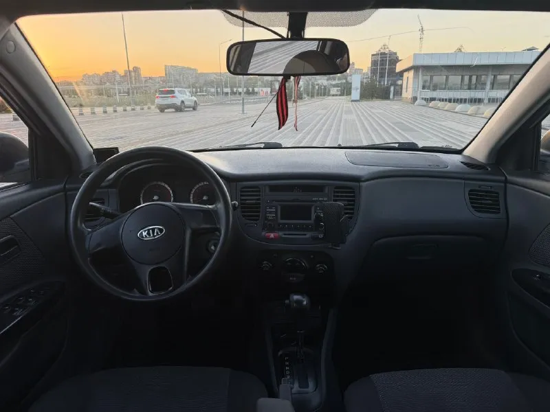 Kia rio 2010 год, 1.4 автомат, комплектация prestige. надежный кореец. цена 525💵 машина рабочая, катаюсь каждый день. по технической части машина в хорошем состоянии. недавно был сделан капитальный ремонт двигателя, обслужена ходовая часть. автомат работает корректно. машина на уверенном ходу, сел и поехал. масло не есть. капремонт был на 160 тысяч, сделали качественно. ходовая менялась в этом году; задние барабаны, рулевая рейка (не китай), рычаги, стабилизаторы, наконечники и т. д. по кузову есть возрастные и косметические моменты, машина не новая, поэтому внешний вид без идеала. по вложениям до идеального состояния 150-200 если делать качественно. по дефектам : замят капот, повреждена дверь (открывается и закрывается без проблем), рыжик (ремонтируемый ), фары под замену, стоят хорошие лэды (освещают дорогу хорошо) по электроники все работает, кондиционер и печка без нареканий, музыка штатная, все кнопки работают. горит чек - это катализатор (вторая лямбда), кат не 📞 звоните: +7(928)9569026 - фотография - 9
