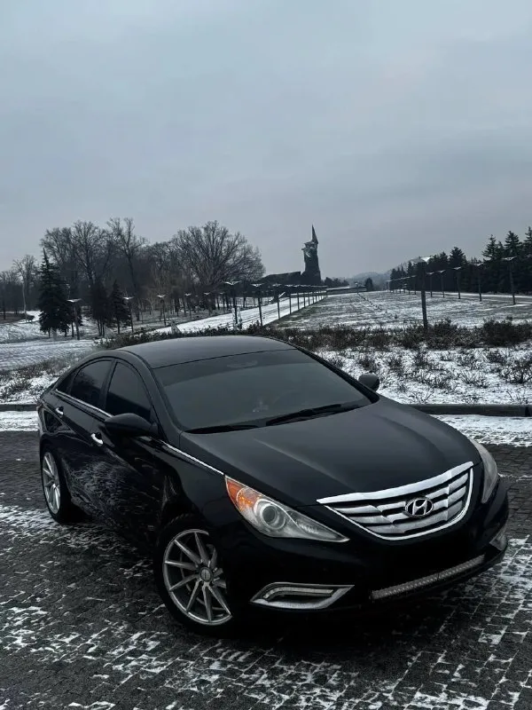 В продаже hyundai sonata 2011 года выпуска. автомобиль весь в родном окрасе! морда в бронепленке. много доработок по машине! мотор 2.0 турбо, новый на гарантии обкатку прошел работает отлично, не-очень троит и не дымит. едет очень бодро! коробка автомат, сделана капитала переключает без проблем, без пинков и рывков. установлена хорошая музыка с сабом. 3 пары 20-х динамиков. играет очень хорошо. также установлены оригинальные r19 диски vossen перешитый салон в кожу. крыша в чёрный замш. осмотр центр донецка 🔥цена 980 ₽, возможен торг у автомобиля ! 🔥 ☎️ +7 (949)0493582 +79896372576макс - фотография - 1