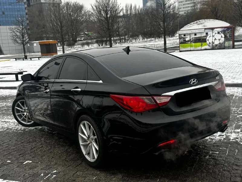 В продаже hyundai sonata 2011 года выпуска. автомобиль весь в родном окрасе! морда в бронепленке. много доработок по машине! мотор 2.0 турбо, новый на гарантии обкатку прошел работает отлично, не-очень троит и не дымит. едет очень бодро! коробка автомат, сделана капитала переключает без проблем, без пинков и рывков. установлена хорошая музыка с сабом. 3 пары 20-х динамиков. играет очень хорошо. также установлены оригинальные r19 диски vossen перешитый салон в кожу. крыша в чёрный замш. осмотр центр донецка 🔥цена 980 ₽, возможен торг у автомобиля ! 🔥 ☎️ +7 (949)0493582 +79896372576макс - фотография - 2