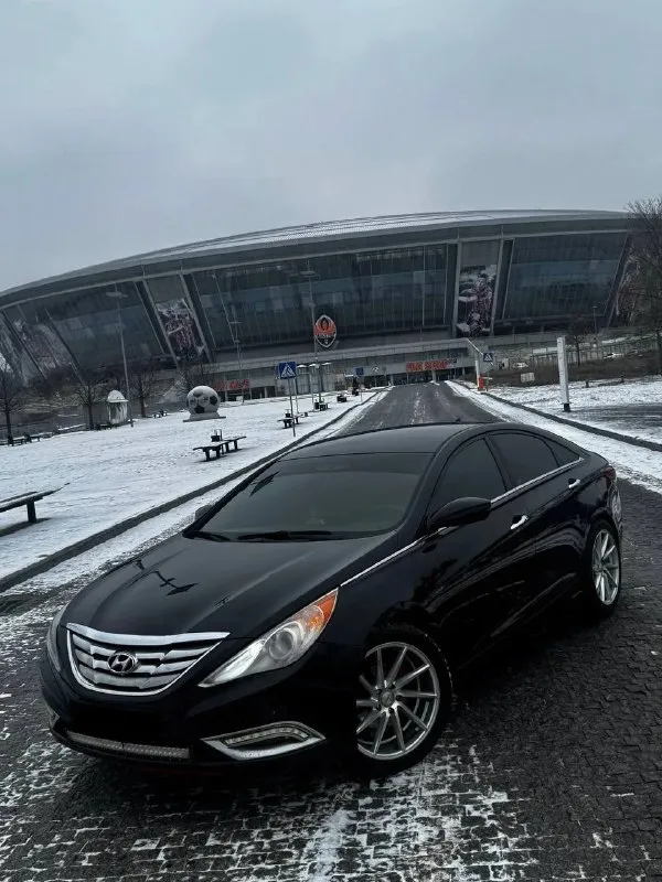 В продаже hyundai sonata 2011 года выпуска. автомобиль весь в родном окрасе! морда в бронепленке. много доработок по машине! мотор 2.0 турбо, новый на гарантии обкатку прошел работает отлично, не-очень троит и не дымит. едет очень бодро! коробка автомат, сделана капитала переключает без проблем, без пинков и рывков. установлена хорошая музыка с сабом. 3 пары 20-х динамиков. играет очень хорошо. также установлены оригинальные r19 диски vossen перешитый салон в кожу. крыша в чёрный замш. осмотр центр донецка 🔥цена 980 ₽, возможен торг у автомобиля ! 🔥 ☎️ +7 (949)0493582 +79896372576макс - фотография - 3