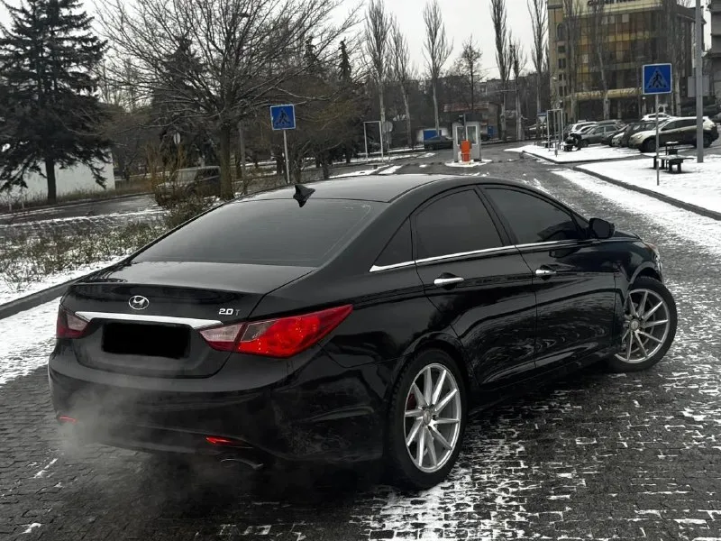 В продаже hyundai sonata 2011 года выпуска. автомобиль весь в родном окрасе! морда в бронепленке. много доработок по машине! мотор 2.0 турбо, новый на гарантии обкатку прошел работает отлично, не-очень троит и не дымит. едет очень бодро! коробка автомат, сделана капитала переключает без проблем, без пинков и рывков. установлена хорошая музыка с сабом. 3 пары 20-х динамиков. играет очень хорошо. также установлены оригинальные r19 диски vossen перешитый салон в кожу. крыша в чёрный замш. осмотр центр донецка 🔥цена 980 ₽, возможен торг у автомобиля ! 🔥 ☎️ +7 (949)0493582 +79896372576макс - фотография - 4