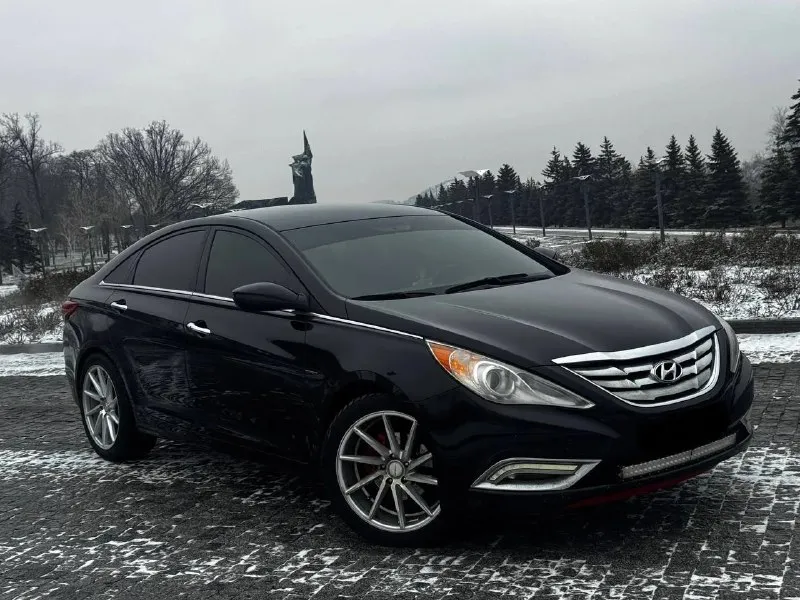 В продаже hyundai sonata 2011 года выпуска. автомобиль весь в родном окрасе! морда в бронепленке. много доработок по машине! мотор 2.0 турбо, новый на гарантии обкатку прошел работает отлично, не-очень троит и не дымит. едет очень бодро! коробка автомат, сделана капитала переключает без проблем, без пинков и рывков. установлена хорошая музыка с сабом. 3 пары 20-х динамиков. играет очень хорошо. также установлены оригинальные r19 диски vossen перешитый салон в кожу. крыша в чёрный замш. осмотр центр донецка 🔥цена 980 ₽, возможен торг у автомобиля ! 🔥 ☎️ +7 (949)0493582 +79896372576макс - фотография - 5