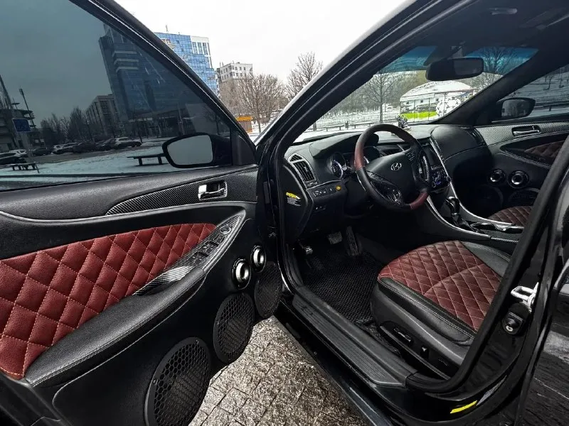 В продаже hyundai sonata 2011 года выпуска. автомобиль весь в родном окрасе! морда в бронепленке. много доработок по машине! мотор 2.0 турбо, новый на гарантии обкатку прошел работает отлично, не-очень троит и не дымит. едет очень бодро! коробка автомат, сделана капитала переключает без проблем, без пинков и рывков. установлена хорошая музыка с сабом. 3 пары 20-х динамиков. играет очень хорошо. также установлены оригинальные r19 диски vossen перешитый салон в кожу. крыша в чёрный замш. осмотр центр донецка 🔥цена 980 ₽, возможен торг у автомобиля ! 🔥 ☎️ +7 (949)0493582 +79896372576макс - фотография - 6