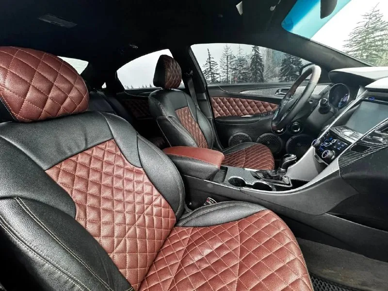 В продаже hyundai sonata 2011 года выпуска. автомобиль весь в родном окрасе! морда в бронепленке. много доработок по машине! мотор 2.0 турбо, новый на гарантии обкатку прошел работает отлично, не-очень троит и не дымит. едет очень бодро! коробка автомат, сделана капитала переключает без проблем, без пинков и рывков. установлена хорошая музыка с сабом. 3 пары 20-х динамиков. играет очень хорошо. также установлены оригинальные r19 диски vossen перешитый салон в кожу. крыша в чёрный замш. осмотр центр донецка 🔥цена 980 ₽, возможен торг у автомобиля ! 🔥 ☎️ +7 (949)0493582 +79896372576макс - фотография - 7