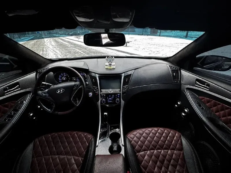 В продаже hyundai sonata 2011 года выпуска. автомобиль весь в родном окрасе! морда в бронепленке. много доработок по машине! мотор 2.0 турбо, новый на гарантии обкатку прошел работает отлично, не-очень троит и не дымит. едет очень бодро! коробка автомат, сделана капитала переключает без проблем, без пинков и рывков. установлена хорошая музыка с сабом. 3 пары 20-х динамиков. играет очень хорошо. также установлены оригинальные r19 диски vossen перешитый салон в кожу. крыша в чёрный замш. осмотр центр донецка 🔥цена 980 ₽, возможен торг у автомобиля ! 🔥 ☎️ +7 (949)0493582 +79896372576макс - фотография - 8