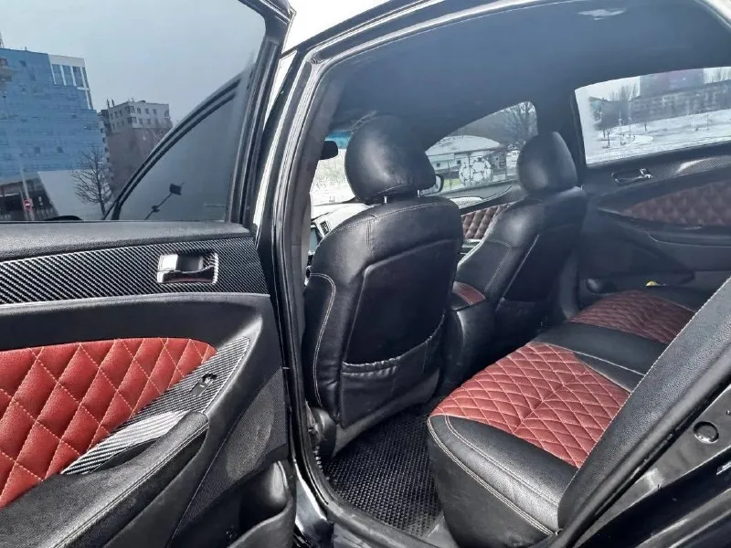 В продаже hyundai sonata 2011 года выпуска. автомобиль весь в родном окрасе! морда в бронепленке. много доработок по машине! мотор 2.0 турбо, новый на гарантии обкатку прошел работает отлично, не-очень троит и не дымит. едет очень бодро! коробка автомат, сделана капитала переключает без проблем, без пинков и рывков. установлена хорошая музыка с сабом. 3 пары 20-х динамиков. играет очень хорошо. также установлены оригинальные r19 диски vossen перешитый салон в кожу. крыша в чёрный замш. осмотр центр донецка 🔥цена 980 ₽, возможен торг у автомобиля ! 🔥 ☎️ +7 (949)0493582 +79896372576макс - фотография - 9