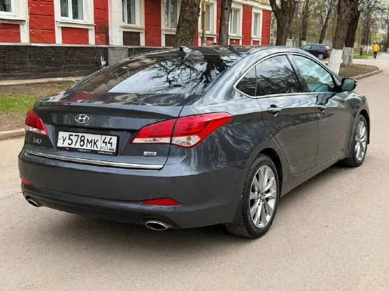 Hyundai i40 2015 🔥1,050,000 руб, торг после осмотра 2.0l акпп 6-ст. пробег 190 тыс. км собственник, второй по счету. abs, airbags, autohold, коробка передач с тремя режимами стиля езды, кондиционер, подогрев сидений, автосвет. двигатель абсолютно новый, пробег 1 тыс. км. официальный, с завода. автомобиль в отличном состоянии, вложений, ремонта не требует. агрегаты исправны, все функции работают. два ключа два комплекта резины - новая зимняя и летняя, на сезон. донецк/ясиноватая все вопросы по телефону +79889998108 - фотография - 4
