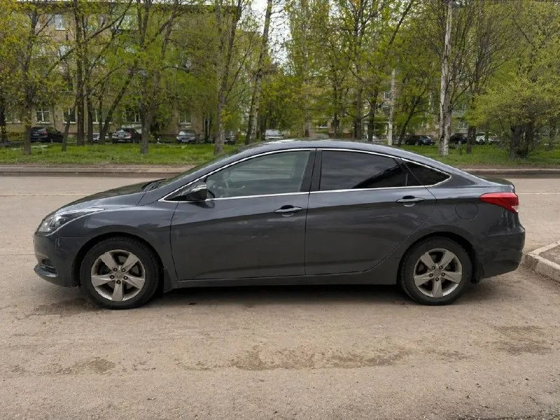 Hyundai i40 2015 🔥1,050,000 руб, торг после осмотра 2.0l акпп 6-ст. пробег 190 тыс. км собственник, второй по счету. abs, airbags, autohold, коробка передач с тремя режимами стиля езды, кондиционер, подогрев сидений, автосвет. двигатель абсолютно новый, пробег 1 тыс. км. официальный, с завода. автомобиль в отличном состоянии, вложений, ремонта не требует. агрегаты исправны, все функции работают. два ключа два комплекта резины - новая зимняя и летняя, на сезон. донецк/ясиноватая все вопросы по телефону +79889998108 - фотография - 5