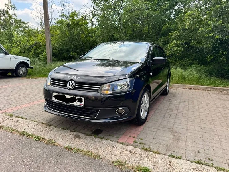 Продам фольксваген поло 2011 год выпуска автомат в хорошем состоянии хорошая комплектация все работает в штатном режиме коробка переключает плавно без пинков цена 650 торг +79494548896 - фотография - 1