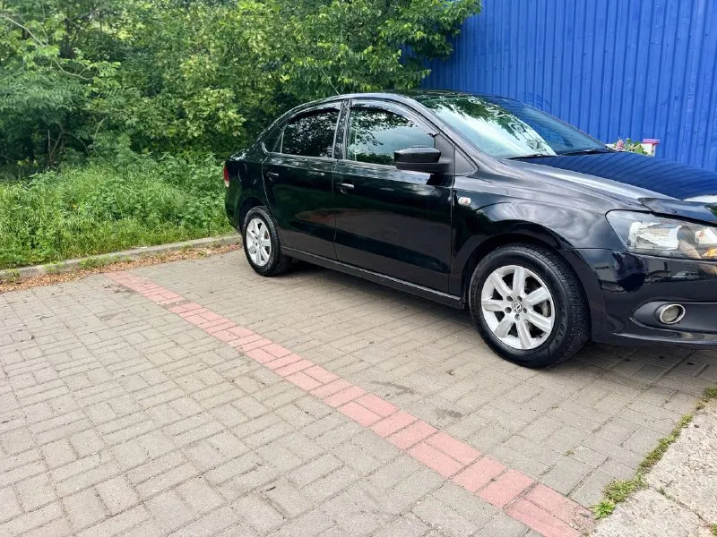 Продам фольксваген поло 2011 год выпуска автомат в хорошем состоянии хорошая комплектация все работает в штатном режиме коробка переключает плавно без пинков цена 650 торг +79494548896 - фотография - 2
