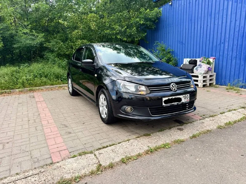 Продам фольксваген поло 2011 год выпуска автомат в хорошем состоянии хорошая комплектация все работает в штатном режиме коробка переключает плавно без пинков цена 650 торг +79494548896 - фотография - 3