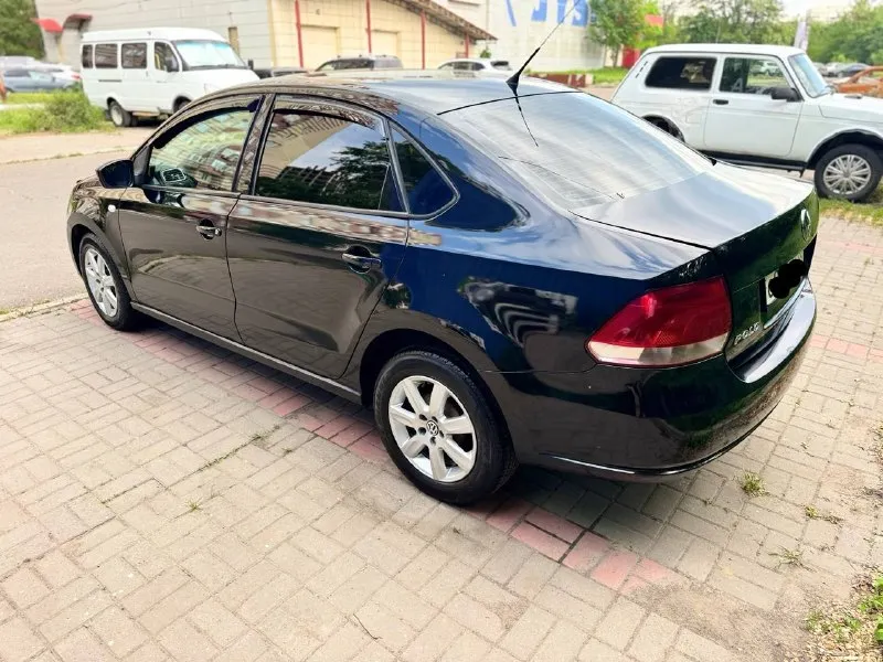 Продам фольксваген поло 2011 год выпуска автомат в хорошем состоянии хорошая комплектация все работает в штатном режиме коробка переключает плавно без пинков цена 650 торг +79494548896 - фотография - 4