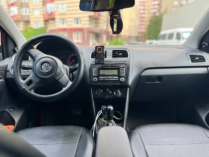 Продам фольксваген поло 2011 год выпуска автомат в хорошем состоянии хорошая комплектация все работает в штатном режиме коробка переключает плавно без пинков цена 650 торг +79494548896 - фотография - 5
