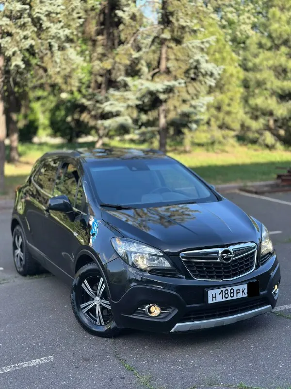 Opel mokka 🖤 год выпуска - декабрь 2015 года родной пробег - 157 тысяч. комплектация максимальная- cosmo обслужен без задиров бензин надежная коробка aisin 6ст турбина обслужена, едет бодро. авто без дтп в родном окрасе. автотека зелень зелёная🌿 машина обслужна от а до я, масла, фильтра, вся ходовая. люк, комбинированный салон, удержание полосы, авто свет, авто дождь, двух-зонный климат, круиз, камера заднего хода, много чего перечислять. документы чистые без штрафов ограничений и всяких проблем! цена 1.180₽ срочно звоните +79490518507 связь очень плохая звоните несколько раз. ▶️смотреть больше фото◀️ 📞 звоните: +7(949)0518507 - фотография - 1