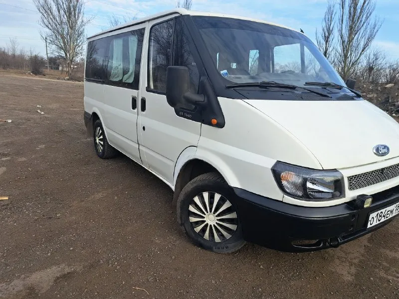 Продам ford транзит 2004 г. в хорошем состоянии на ходу, объём 2л. турбодизель. не гнилая, новая резина зима, лето на дисках, (штамповка). авто чисто семейное, не перевоз, постоянная регистрация 180 регион, я хозяин! автомобилем владею 8 лет, стоит магнитола, центральный замок, акб новый, сигнализация, пробег 442тыс. тнвд переделан с электро на механику, новые форсунки, заменена цепь, натяжитель, заводится в любую погоду с полтыка. все расходники вовремя меняются, не дымит кпп плавно переключается. новые передние фары, старые есть дома, по кузову есть мелкие части эксплуатации, не критично. за машиной слежу, переоформление, машина в донецке, продажа по месту, прошу 870т. торг уместен, остальные вопросы по +79493465365 📞 звоните: +7(949)3465365 - фотография - 2