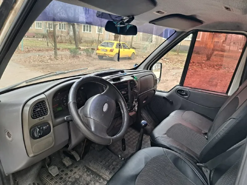 Продам ford транзит 2004 г. в хорошем состоянии на ходу, объём 2л. турбодизель. не гнилая, новая резина зима, лето на дисках, (штамповка). авто чисто семейное, не перевоз, постоянная регистрация 180 регион, я хозяин! автомобилем владею 8 лет, стоит магнитола, центральный замок, акб новый, сигнализация, пробег 442тыс. тнвд переделан с электро на механику, новые форсунки, заменена цепь, натяжитель, заводится в любую погоду с полтыка. все расходники вовремя меняются, не дымит кпп плавно переключается. новые передние фары, старые есть дома, по кузову есть мелкие части эксплуатации, не критично. за машиной слежу, переоформление, машина в донецке, продажа по месту, прошу 870т. торг уместен, остальные вопросы по +79493465365 📞 звоните: +7(949)3465365 - фотография - 5