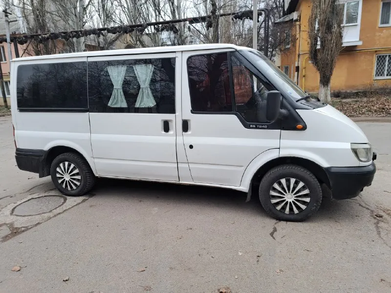 Продам ford транзит 2004 г. в хорошем состоянии на ходу, объём 2л. турбодизель. не гнилая, новая резина зима, лето на дисках, (штамповка). авто чисто семейное, не перевоз, постоянная регистрация 180 регион, я хозяин! автомобилем владею 8 лет, стоит магнитола, центральный замок, акб новый, сигнализация, пробег 442тыс. тнвд переделан с электро на механику, новые форсунки, заменена цепь, натяжитель, заводится в любую погоду с полтыка. все расходники вовремя меняются, не дымит кпп плавно переключается. новые передние фары, старые есть дома, по кузову есть мелкие части эксплуатации, не критично. за машиной слежу, переоформление, машина в донецке, продажа по месту, прошу 870т. торг уместен, остальные вопросы по +79493465365 📞 звоните: +7(949)3465365 - фотография - 7